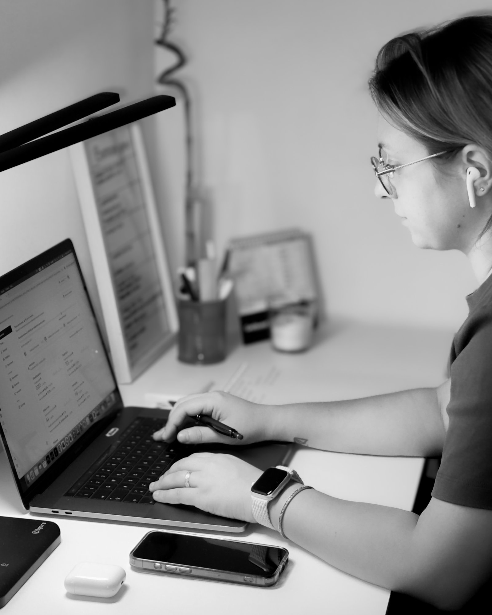 Una professionista di Sockey Studio lavora al computer alla strategia di un cliente.